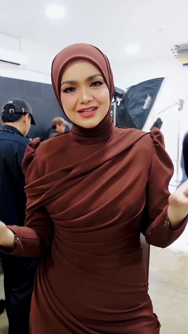 Sebalik tabir sesi photo untuk cover single dan foto promosi di studio @blackpepperproductionmy. Semuanya lancar malah sempat juga @ade_govinda minta untuk shoot video untuk video muzik lirik sementara video muzik rasmi diadakan penggambarannya.
Dah strim Menamakanmu Cinta? Jangan lupa strim di seluruh digital platform sekarang.
#menamakanmucinta #menamakanmucintasitinurhaliza