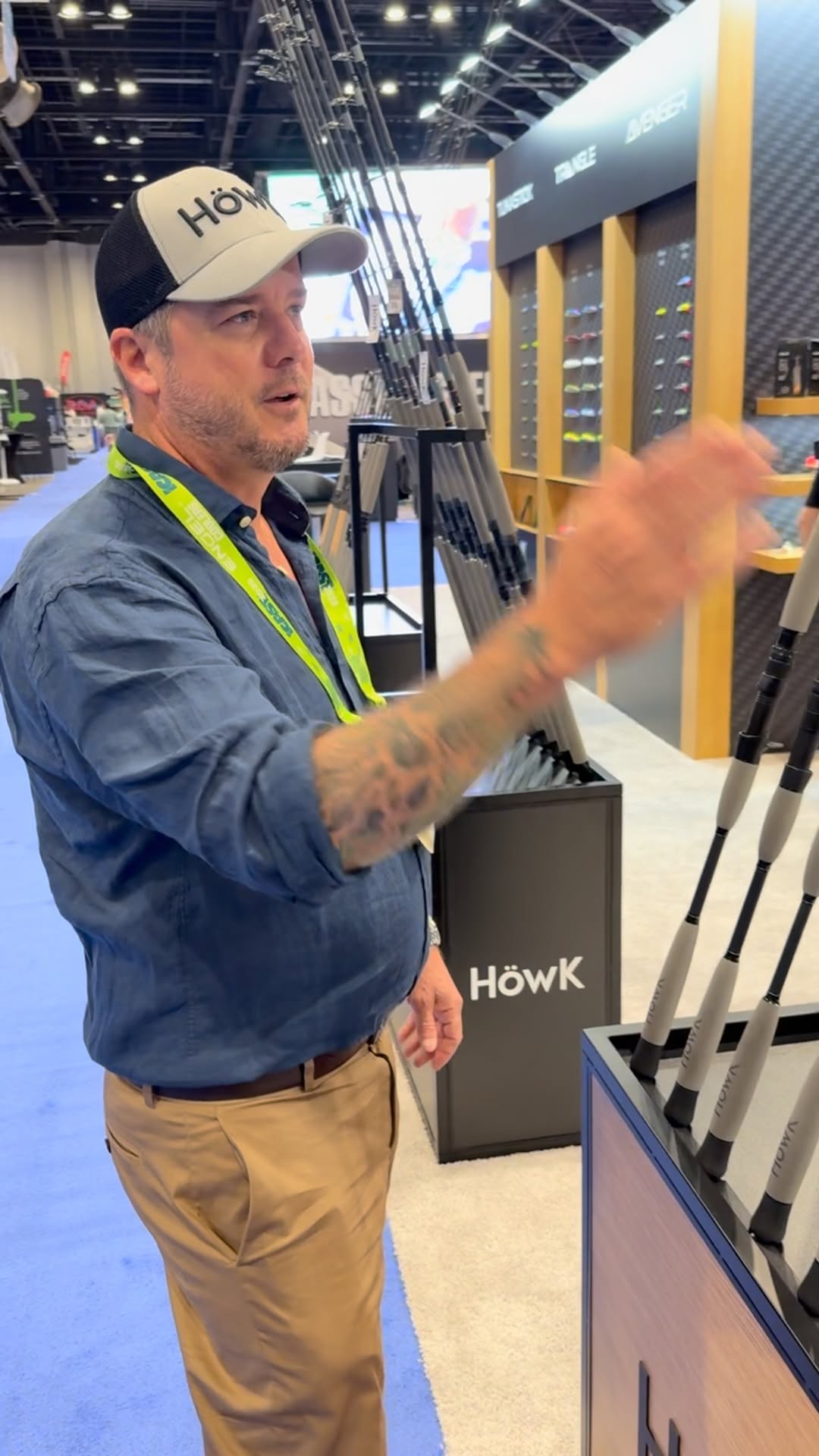 @dennis_verreet our ambassador explaining our range of fast jigging rods at Icast fair
#howkfishing
#fishinglife
#fishing
#howk
