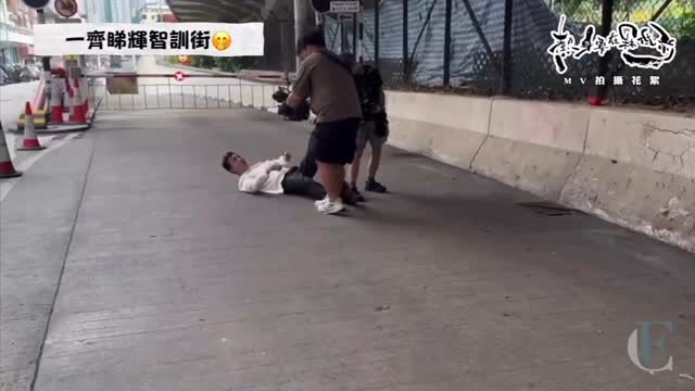 隱藏版的「熱身要在冧低前 」之 #友情歲月 篇
好朋友是咁的
👀想睇更多,快d click入:
https://youtu.be/TZ9QMUbD310?si=qgRKCLiHBNgnvFXx
🎧想聽更多,可click入:
https://orcd.co/vdvjvyv
#譚輝智 #張佳添 #林寶 #熱身要在冧低前 #生活 #告票 #抄牌 #OT #無人工加 #熱身 #外賣
#司機 #好攰 #labubu隱藏版 #tmg