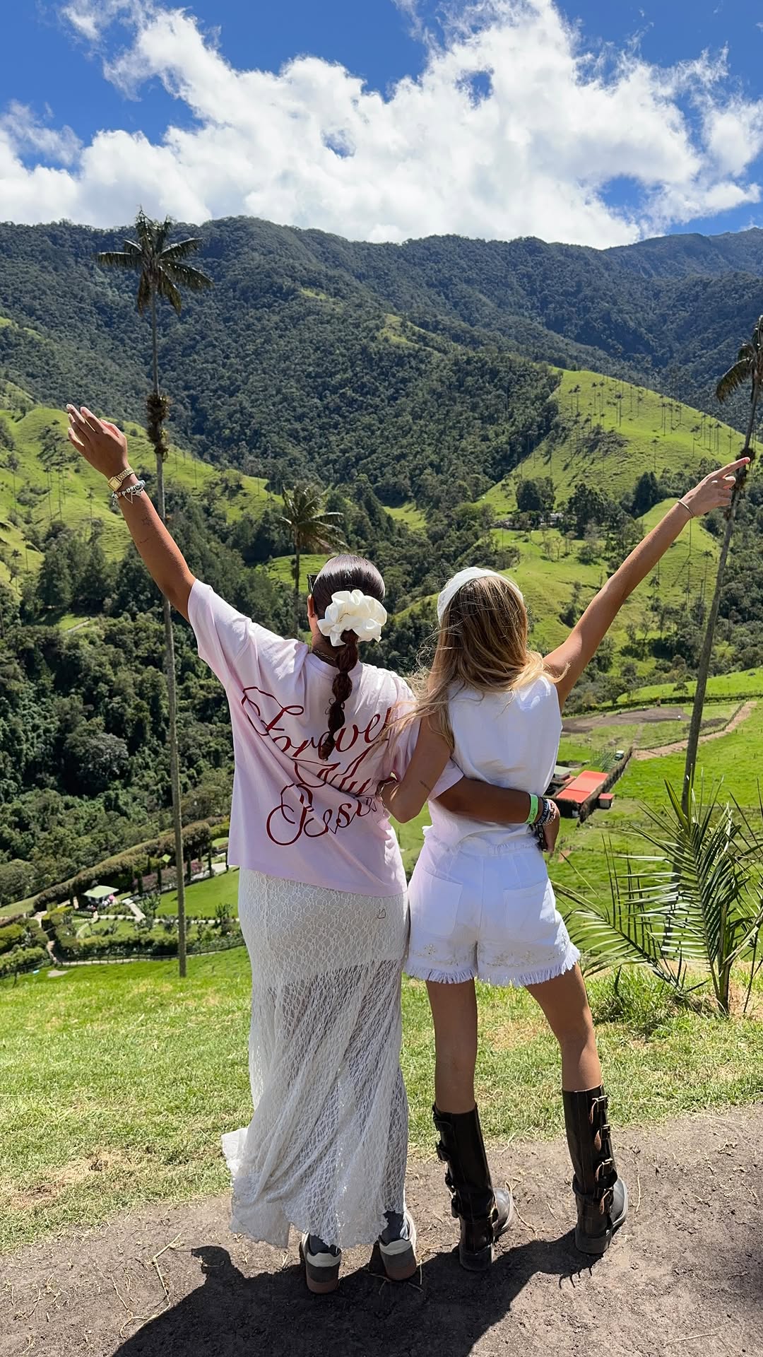 hoy ponemos fin a la segunda etapa del viaje, porque estos se viven 3 veces. Cuando lo planificas, cuando lo vives y cuando lo recuerdas. Te quiero mariajo, gracias por haber hecho tan especial este mes, haberme enseñado tus raíces y haberme acogido como una más. Siempre recordaré este viaje #colombia @_mariajose.ml y si, está siendo el verano de nuestra vida❤️🩹