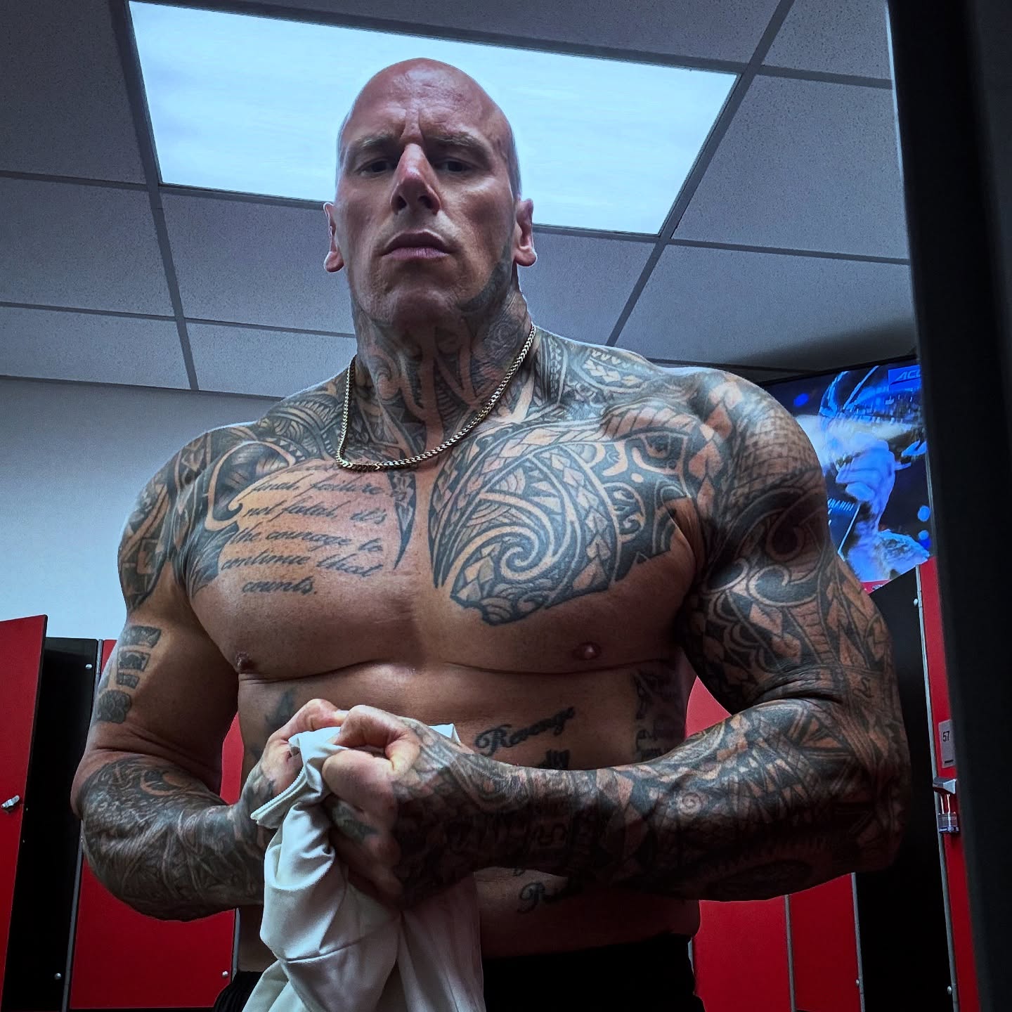 Carbs + Weights + Glutamine and Creatine …. And making pineapple pieces …. LETS GET HUGE ….. MF is placing himself back in the GROW BAG 😂 …. Time to remind myself and others, just what crazy is all about …. Nothing but love for the IRON ….
Today’s chest workout was INSANE, light weights, TUT, rest pause reps …. It had it all …. #muscle #weights #iron