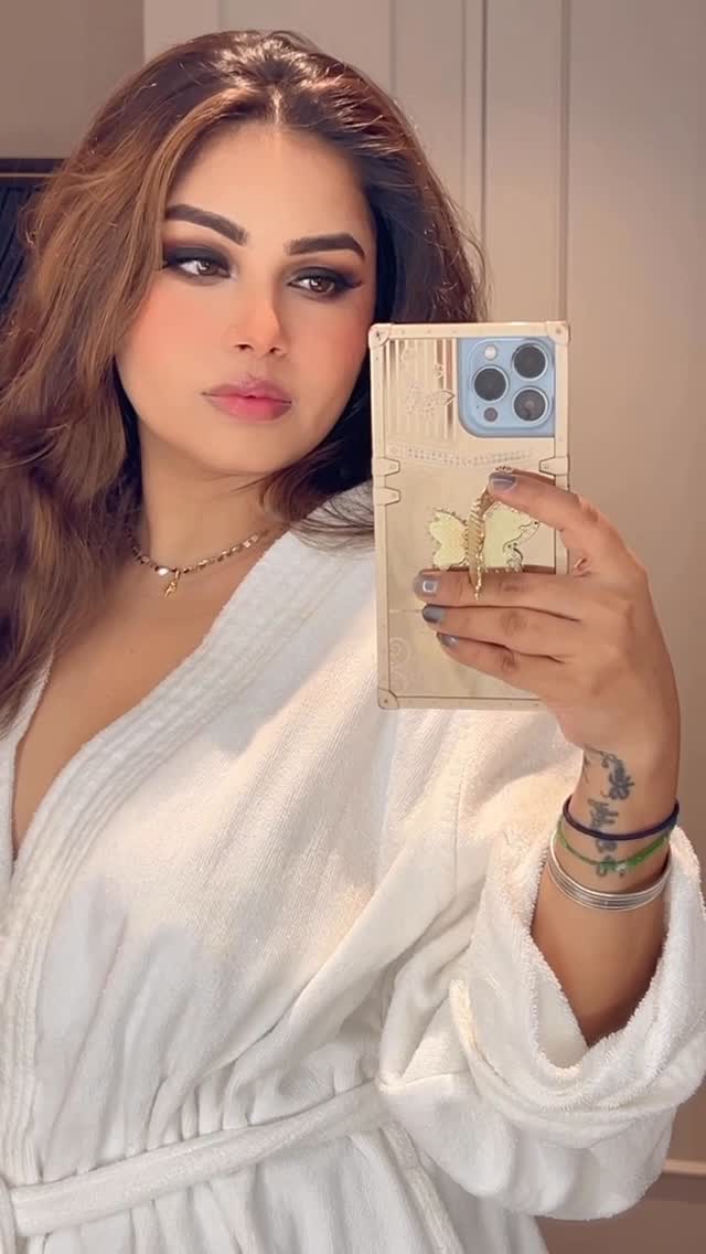 Some days, the mirror cheers you on…
Other days, it just reflects the mask you’ve worn too well.
But hey, we show up anyway. 😞😒❤️🩹✨ #HealingInProgress
#POV #SoftGirlEra #BehindTheSmile #DressingUpTruth #MirrorDiaries #ItsOkayToNotBeOkay #MentalHealthMatters #FeelToHeal #EmotionalGlowUp #SilentStruggles #RawAndReal #ReelLifeFeels #InMyFeels #VulnerablyMe