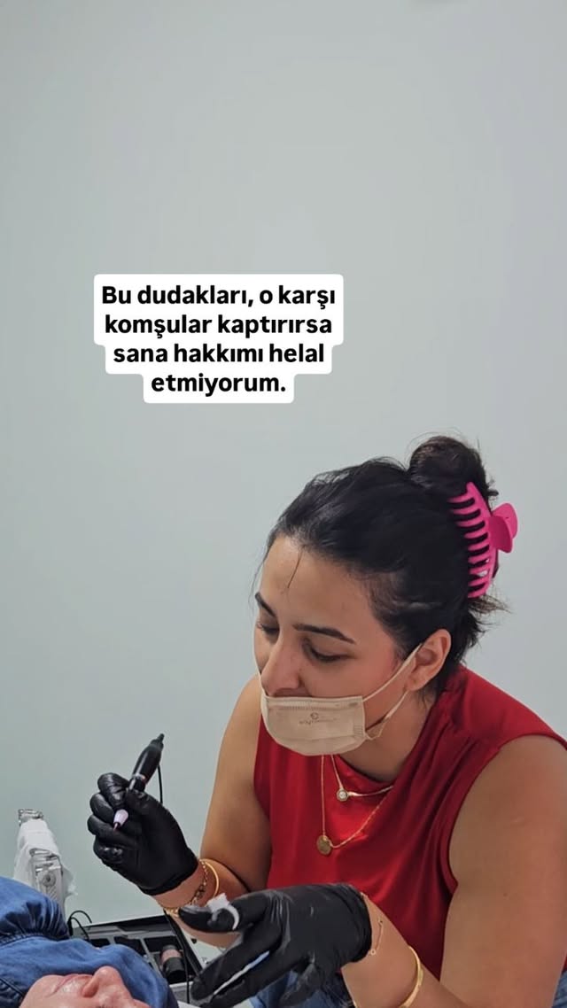 Bir dudak meselesi 💫
#dudakrenlendirme
Randevu için :
0507 797 95 37
.
.
.
.
.
.
.
.
.
.
.
.
.
#ciltbakımı
#proteztırnak
#nailart
#kalıcıoje
#güçlendirme
#saçkesimi
#saçboyama
#maşa
#fön
#pedikür
#manikür
#kaşalma
#ölçülükaş