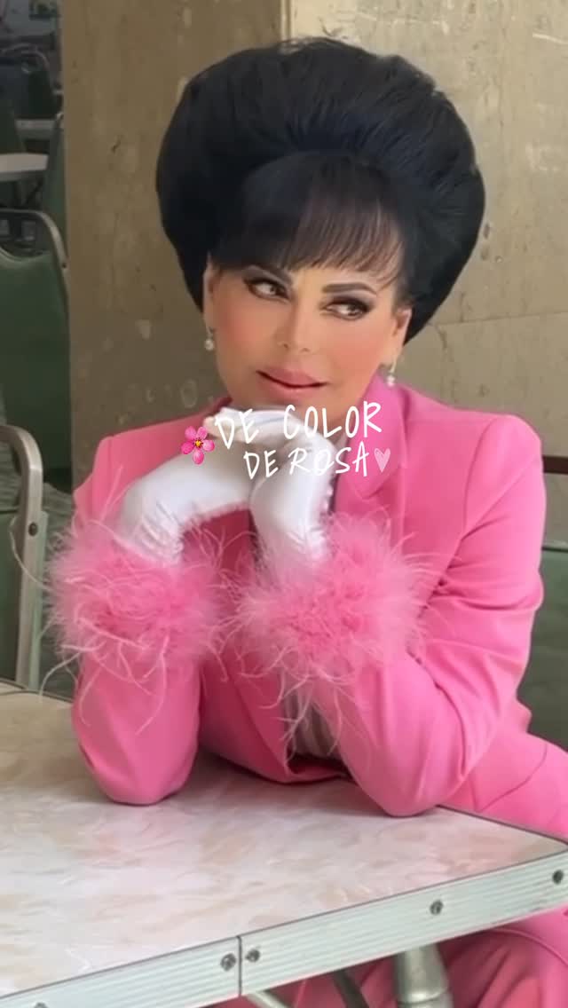 🌸 “Envuelta en rosa, camino con fe… porque cuando el alma vibra en amor, el universo conspira a tu favor.” 💫💖🌷🎀