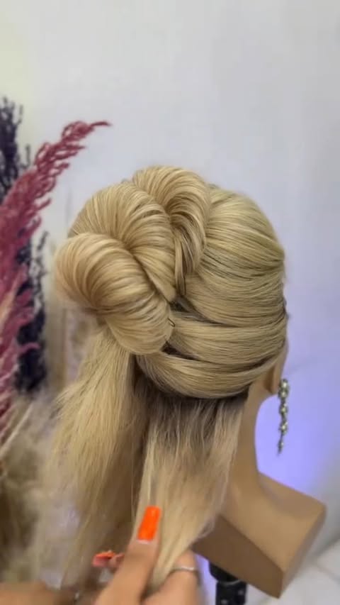 بریم یه شینیون خوشگل از ستی عزیز یاد یگیریم دخترا😍
.
.
Artist @setihairstyle