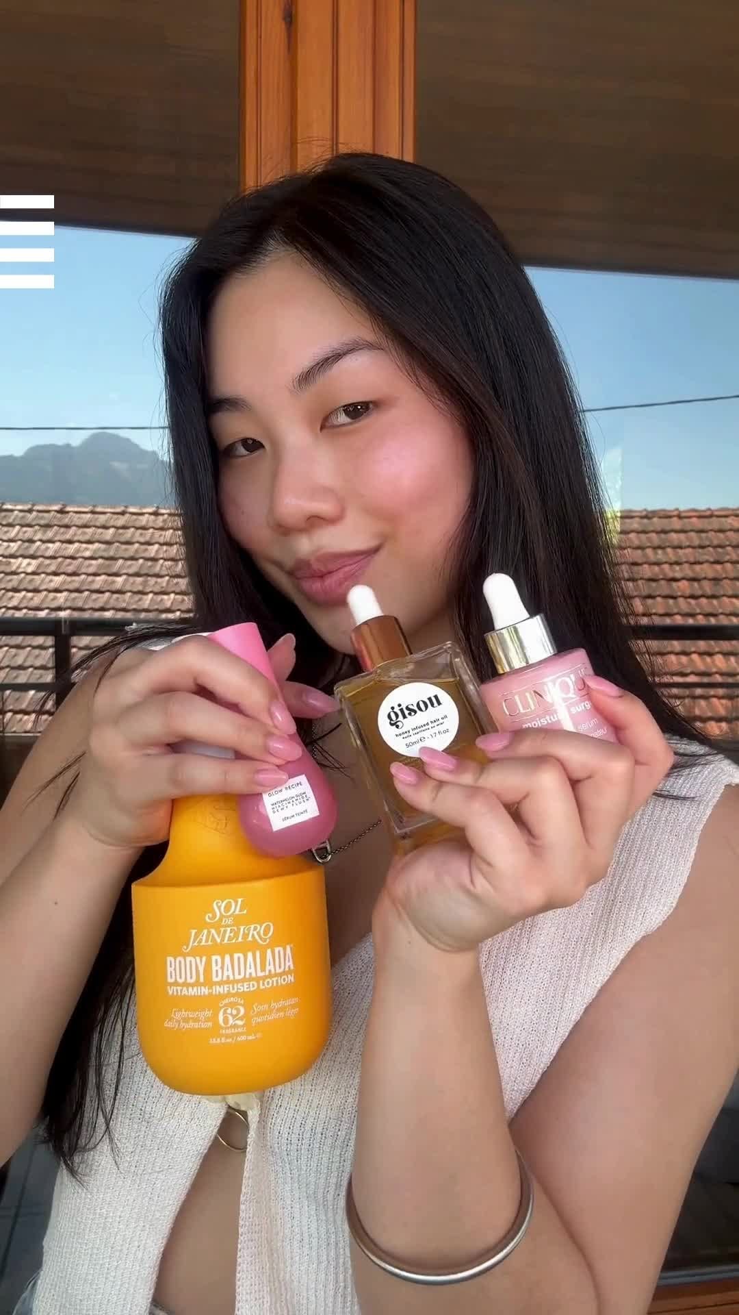 Después de un día bajo el sol, tu piel y tu pelo necesitan un extra de cariño🌴💖 ¡Te enseñamos nuestros favoritos!
🏖️ Body Badalada @soldejaneiro
🐚 Dewy Flush @glowrecipe
🍦 Honey Infused hair oil @gisou
☀️ Moisture Surge Active glow @clinique _es
¡Comenta con un emoji amarillo ☀️🍋💛🍌 si quieres probar estos productos!
Disponible en Sephora.
#SephoraSpain #skincare #haircare