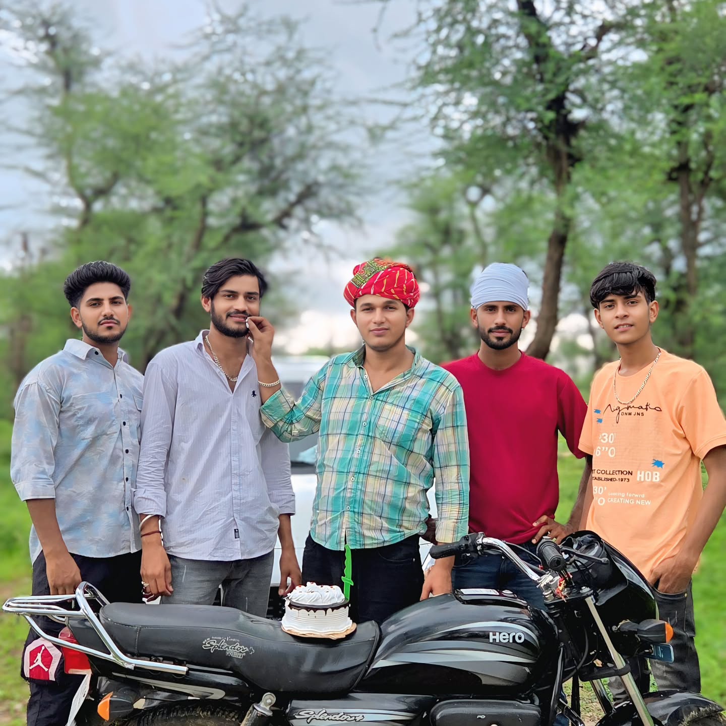 दोस्ती की मिसाल है हमारी कहानी, तू ही मेरा सच्चा दोस्त मेरा साथी, मेरा हमदर्द है।
अगर दोस्त अच्छा हो तो आपका बुरा वक्त भी अच्छा लगने लगता है।
@singer_kajod_bhal
@_harkesh_meena_
@blmeena627
@singer_rinku_balot_05
@singerlokesh78
