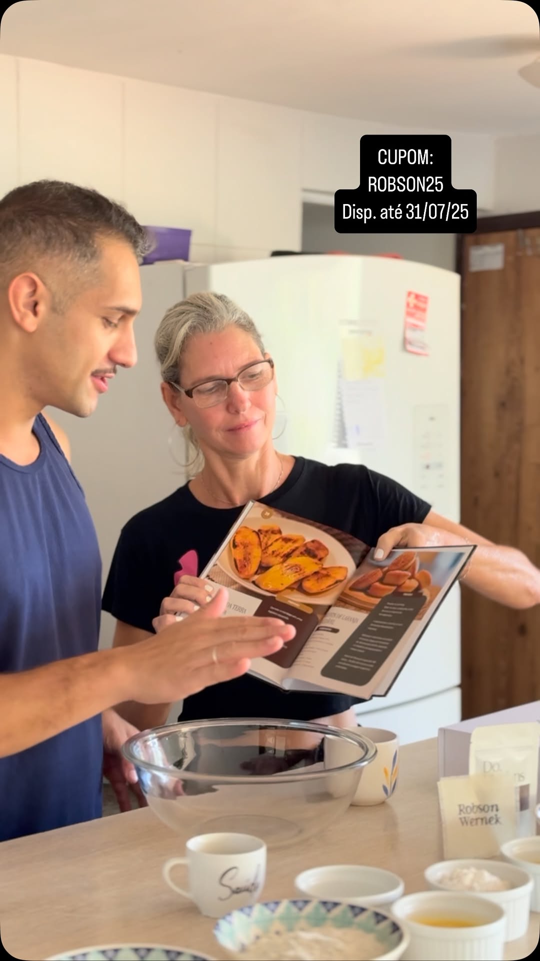 CAFÉ COM MARTINS
Como prometido eu fiz a receita mais deliciosa de muffin de laranja saudável que já comi. O @domartins_br preparou receitas incríveis e as colocou no e-book Café com Martins. Pra melhorar tem cupom de desconto que é válido até dia 31/07/25. Use o cupom ROBSOB25 pra ganhar 25% de desconto.
Eu estou amando, gente ❤️
Obrigado meu amor @enzo.recieri, por filmar essa receita e @nathvet por ser avaliadora haha! Amo vcs ❤️
#reels #comidasaldavel #cafecommartins