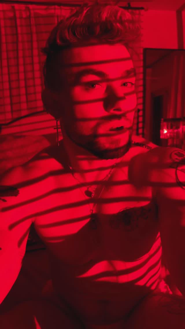This isn’t a performance. It’s a confession with better lighting
•
•
•
•
•
#justbetweenus #realtalk #comecloserforthis #singersongwriter