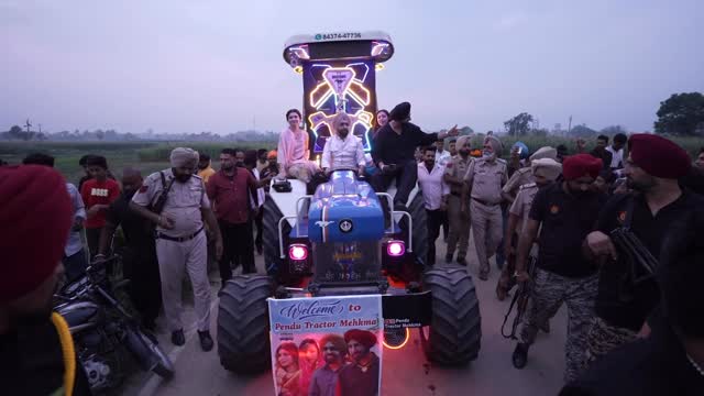 Pind Harigarh ch tractor te Gedi with Sarbala Ji Team 🔥
Comment karo next ghar tuhada ho sakda 🤟
#SarbalaJi Releasing Worldwide In Cinemas On 18th July 🤗