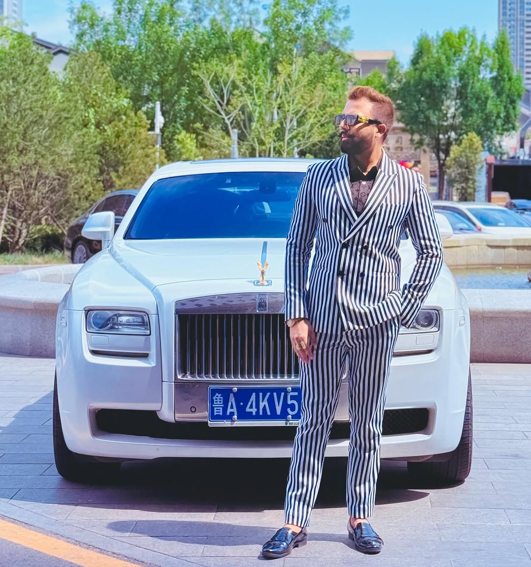 Two Beauties — Rolls-Royce Phantom & Rolls-Royce Ghost ⚜️
Never downgrade your dreams to fit your reality.
Upgrade your hustle to match your vision.
#RollsRoyce #Phantom #Ghost #LuxuryCars #DreamBig #SuccessMindset #HustleHard #LuxuryLifestyle #BusinessGoals #Motivation #DriveSuccess #namanpachori