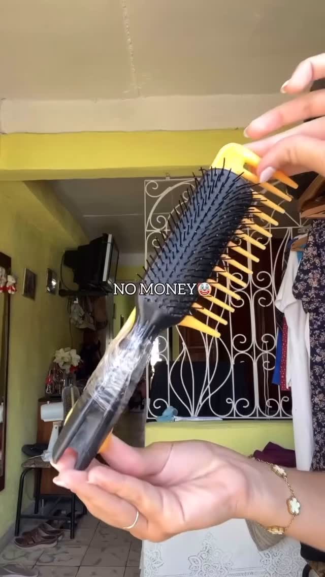This is called creative 😭 @lau.mdiaz._ #curlyhair #curlyhairproblems