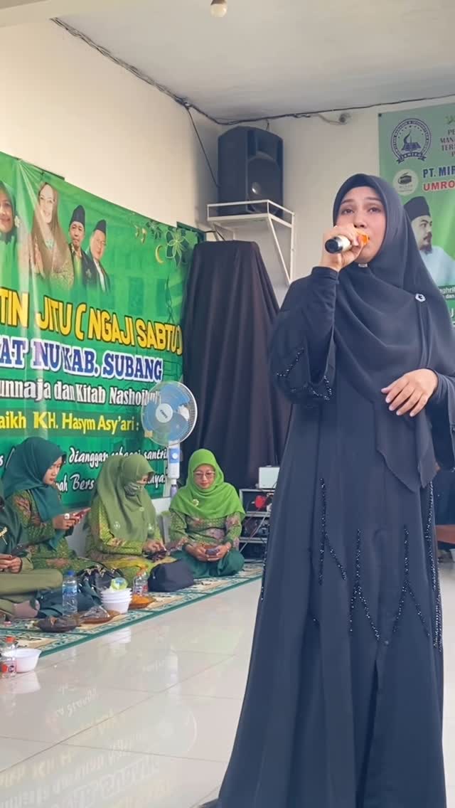 Rasulullah Shalallahu Alayhi Wassalam bersabda:
“Tidaklah seseorang yang mengucapkan salam kepadaku, kecuali Allah Subhanahu Wata’ala akan mengembalikan ruhku sehingga aku bisa menjawab salam tersebut”.
(HR. Abu Daud)
#
MasyaAllah…
Bershalawat bersama Poro Bunyai dan jama’ah Muslimat NU kota Subang di Ponpes Al Fattah 1.
Hatur nuhun untuk silaturahminya..
Berharap keberkahan dan semoga yang tertinggal hanya kebaikan..
#puputmelati
#bershalawat
#shalawatanyuk❤️