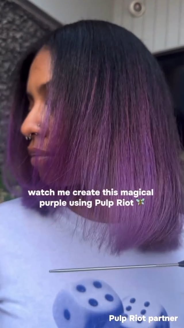 Rolled the dice and landed on Elixir 🎲💜 @mysticalcooks (she/her) is the artist #PulpRiot is the paint
#PulpRiotIsThePaint #PulpRiot #PulpRiotHair #PulpRiotColor #BrightHair #VividHair #HairInspo #HairArt #AltHair #AlternativeHair #AlwaysPulpRiot #Purple #PurpleHair #OmbreHair