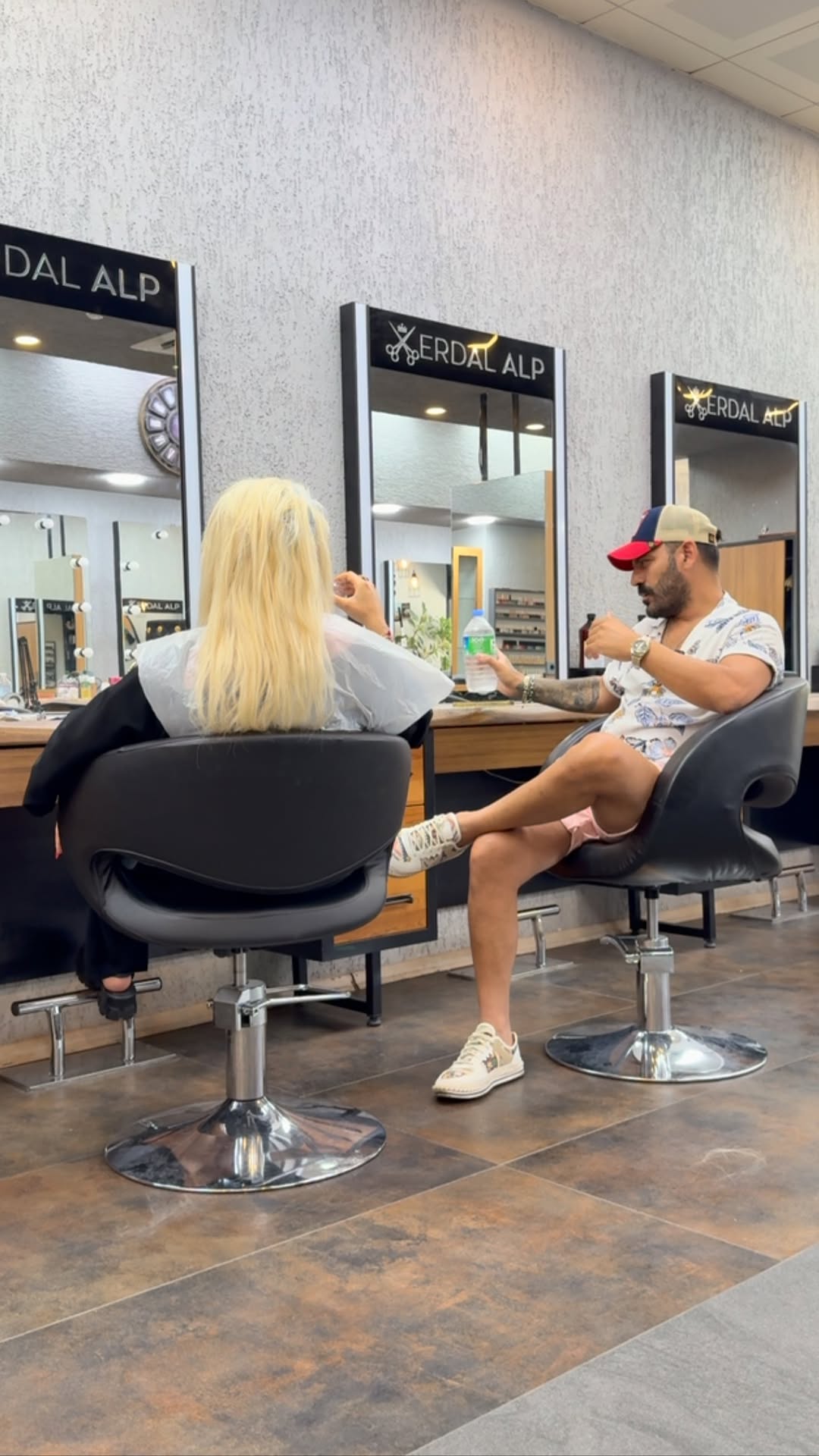 ✨ “Erdal Alp Kuaför’de saçın hikayesi Erdal Bey ile başlar 💇♀️
📍 Bahçeşehir / İstanbul
📞 (0212) 669 77 39
#ErdalAlpKuaför #HairTransformation #Balayage #HairGoals