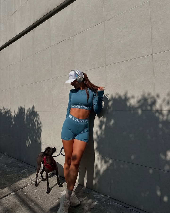 Mil fotos iguales porque todas me gustaron ☺️ Mañanita de correr con mi Xoli 🫶🏼
Look de @plssportscentercr 💪
Tenis @runningbalboacr 👟
Gorra personalizada de @zonainfinito 🧢