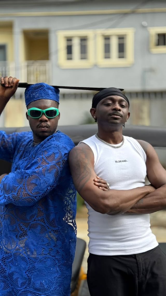 Abeg if you know @iamseantizzle warn him 😡😡😡 this is getting too much ! I am not happy , come and save us , come and clean our ears with good music !!!! U go dey dull us. Me I don go meet am for house oooo, ….. omo ! We go change am for you ooooo alaye @iamseantizzle ! Last warning