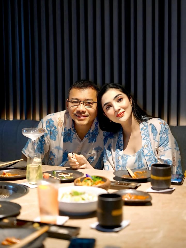 Banyak yg comment sering banget post makanan sih bun?
Yess.. Aku Food Lover bukan Food Blogger 😀 aku hanya memang doyan makan, bahkan sangat doyan hehe
dari mulai makanan pinggir jalan, abang2 lewat, sampai resto yg kayak gimana pun aku datengin..
aku posting makan pun nggak dibayar hehe justru bayar 😀 kadang kalau dikasih compliment atau Free, aku pasti bilang belum tentu aku post yahh, kecuali aku suka😃 aku ngga mau jadi keharusan untuk post kalau memang ngga cocok di lidah aku!!
Atau kalau kadang aku dikirimin makanan dan di minta review, selagi masih cocok di lidah aku ya akan aku post, kecuali bener2 aku gak cocok ya aku gak akan post hehe makanan itu juga kan ngga semua selera nya sama, walau pun banyak yg bilang selera aku sih ok lah yaa haha sombong dikit 😜
karena hampir semua temen2, keluarga kalau tanya makanan enak ke aku😀
Dan balik lagi, karena aku memang bukan food blogger yg memang tugas nya me review makanan, aku hanya suka post makanan yg aku suka atau enak, syukur2 ngebantu juga orang jadi pada ikut pesen, karena kebanyakan orang percaya sama yg aku bilang enak hehe
mungkin karena aku kalau jual makanan dari dulu harus selalu enak, Contoh nya Lumiere pastry aku yg udah bertahan sampai sekarang 😍 (sekalian promo dikit hehe)
Jadi maaf ya kalau aku sering banget posting tentang makanan dan kalo me-review bukan selayak nya seperti food blogger!! Hanya mau kasih tau kalian makanan2 enak atau pun membantu mereka yg makanannya enak tapi belum banyak yg tau!!
Coba comment aku harus cobain makanan apa lg yg enak2 menurut kalian?