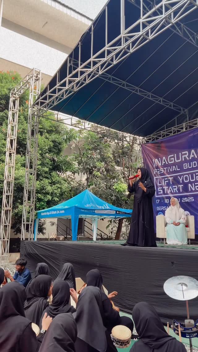 Teruslah belajar.
Hauslah selalu akan ilmu.
Kuatkanlah pula imanmu.
InsyaAllah sukses dunia dan akhiratmu.
Terimakasih adik2 SMK @letrisindonesia2official pamulang..
#puputmelati
#bershalawat
#sharingiscaring❤️
#genzbershalawat