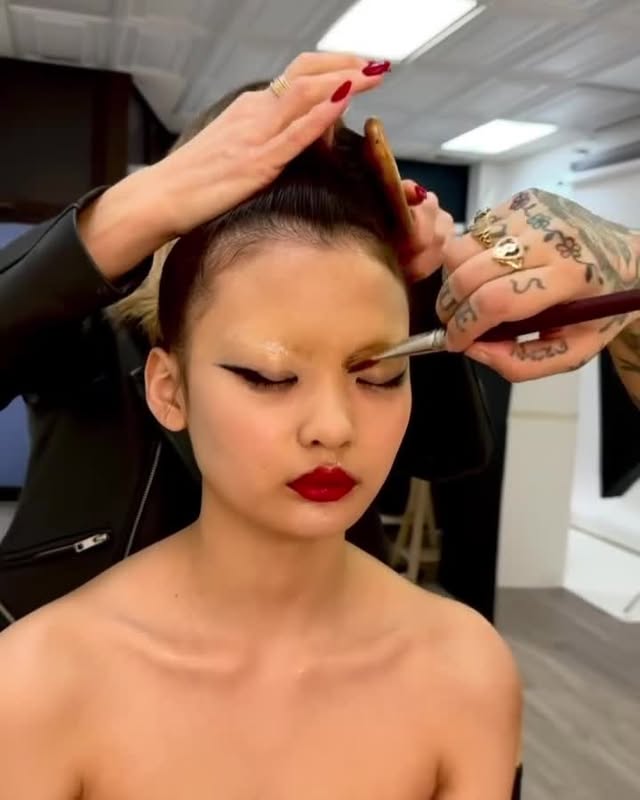 On set, every detail matters—and so does every tool you choose.
Sam Villa Ambassador and Global @RedkenPro Artist @lindsey.marie.olson knows that when the pressure’s on and creativity is flowing, your tools should elevate the process—not hold it back.
Tool Featured:
Artist Series Finishing Brush
Whether smoothing flyaways, refining texture, or adding that final layer of finesse, the the Artist Series Finishing Brush delivers the pro-level results editorial work demands.
#SamVilla
#SamVillaCommunity
#SVAmbassador
.
.
.
.
.
.
.
#hairstyling #hairvideo #haircut #hairstylist #behindthechair #modernsalon #americansalon #HairEducationByLoreal