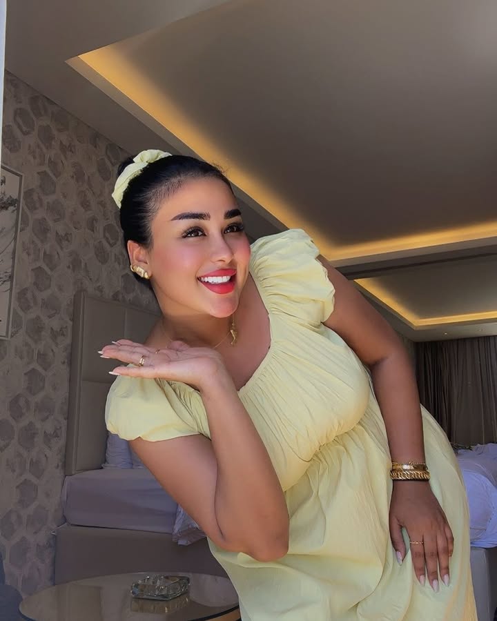 أنا التي يُقال بِها:
" من نالهَا ، نال سبعَ مُعجِزات".🩶