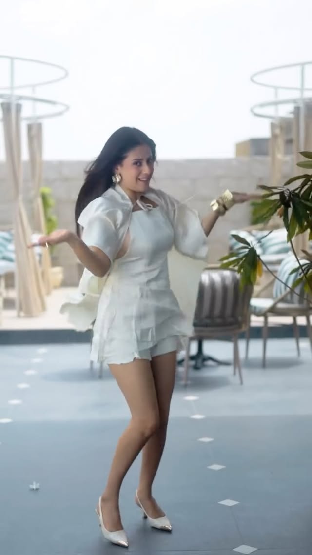 When the song matches your mood just right. 🎧💗
.
Outfit: @enorindia.co
📍: @amorecafe.in
.
.
#ishamalviya #dance #transition #chadheya #isha #fashion #dancereel #trending #foryoupage #fyp #trend