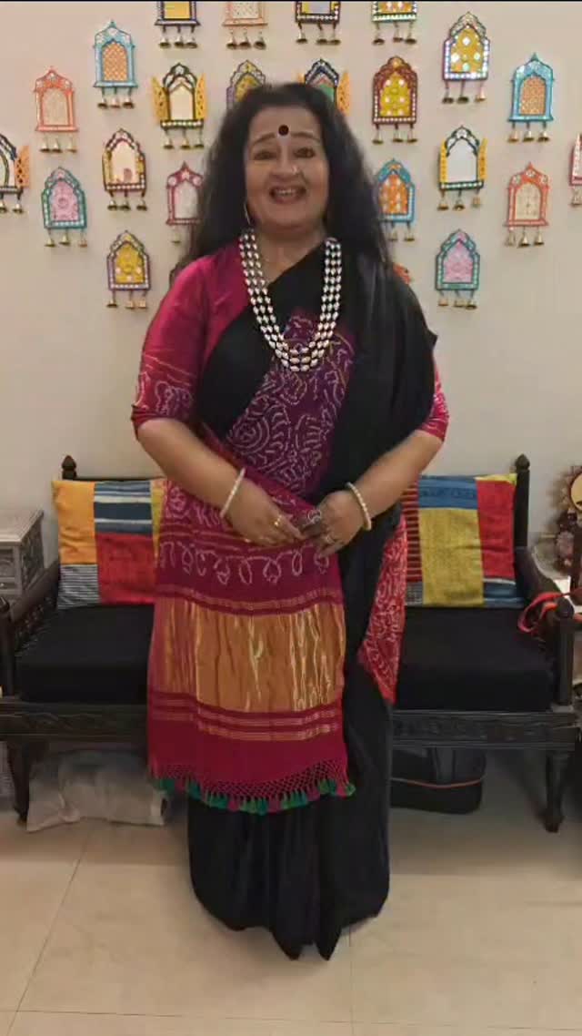 My #ootd for a lovely afternoon at #raindrops by @samvedsociety , created by @umakathak !
#classicaldance #kathak #kuchipudi #bharatnatyam #sareesaturday #bandhani