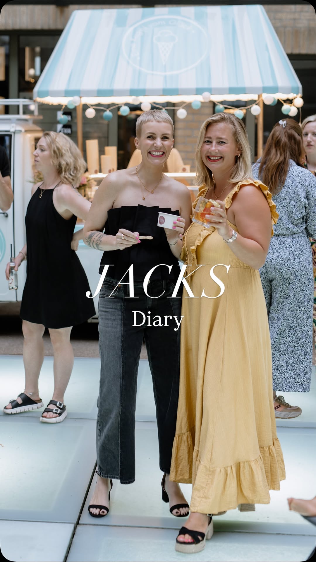 Bunt wie Konfetti ….
So war auch diese Woche wieder bei JACKS Beauty line.
Unsere große JACKS Summer Night und die Party zu unserem tollen JACKS Club Relaunch stand an.
300 tolle Frauen und Männer haben wir am Freitag in unserem Office in Berlin begrüßt. Highlight waren dabei die 300 kleinen Liebesbriefe an unsere tollen Kund:innen, ohne die all das nicht möglich wäre. Inhalt war eine Einladung und ein Gutschein zu unserer Glow Together Experience, die im September stattfindet und zwei Frauen haben diesen Tag sogar von uns geschenkt bekommen.
Unsere Woche hätte also nicht besser enden können. Tolle Gespräche , jede Menge Make up und tanzen bis spät in den Abend - eine Stimmung die glücklicher nicht machen könnte.
Wenn du auch einmal bei einem unsere Events dabei sein magst und Teil dieser liebevollen Community sein möchtest , dann kommentiere mit JACKSCLUB und erhalte alle Informationen direkt als erste/r in dein Postfach.
Wir freuen uns auf dich und wünschen dir einen sonnigen Sonntag.
#jacksbeautyline #veganbeauty #makeup #summernights #summerparty