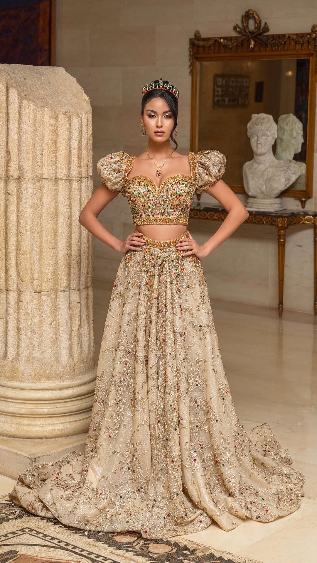 Quand l'art traditionnel rencontre l'éclat du doré : laissez-vous envoûter par la magie new collection Outia étoile de cristal #makeupartist #newcollection #makeup #newreels #tunisie
Robe disponible à Carthage Salambo : 987090000