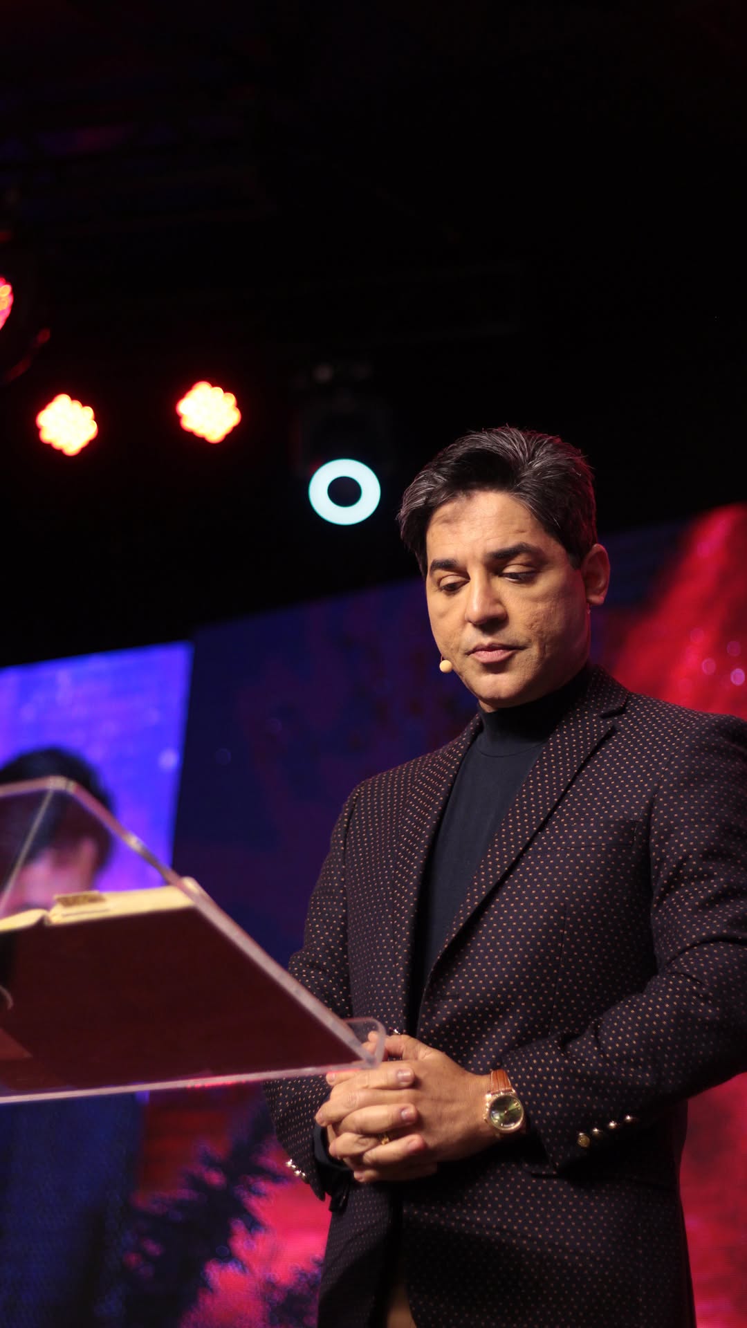 Tem gente trocando o altar pela adivinhação disfarçada de revelação.
Deus fala, sim. Mas nem todo mundo que diz “assim diz o Senhor” tá ouvindo do céu!
Culto de Domingo | Pr. @jairomanhaes_
Assista completo pelo canal da ADalpha Church no YouTube
#JairoManhaes #Poder #Palavra #Igreja #Comunhao #Uncao