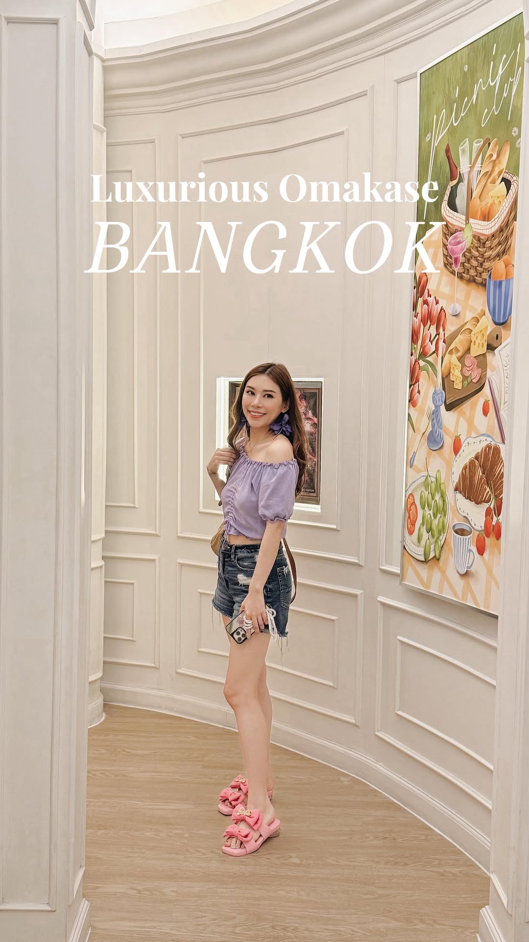 曼谷 🇹🇭|LV主題Omakase … 還吃到了真的河馬刺身🦛🐟
Bangkok’s Louis Vuitton themed Omakase💫
最驚喜的是「河馬刺身」—— 沒錯,是真的河馬!味道其實跟魚刺身很相似,口感非常特別。師傅還會讓你先看動物的原圖,儀式感十足。
全晚高潮絕對是這道「手背上的海膽」,師傅將新鮮海膽和魚子醬鋪在金箔閃閃的手背上,奢華感滿溢。難怪這麼多人特地戴著名錶來打卡💫
This LV-themed Kensho Omakase in Bangkok is an absolute feast for the senses.
The biggest shock? Real Hippo Sashimi. Yes, you read that right. It surprisingly tastes a lot like fish sashimi, but the experience is wild.
The highlight of the night is the signature “Uni on Hand” – fresh sea urchin served on a canvas of gold flakes sprayed on the back of your hand.
#lylytravel #lylybangkok #曼谷美食 #LouisVuitton
Would you dare to try the hippo sashimi?