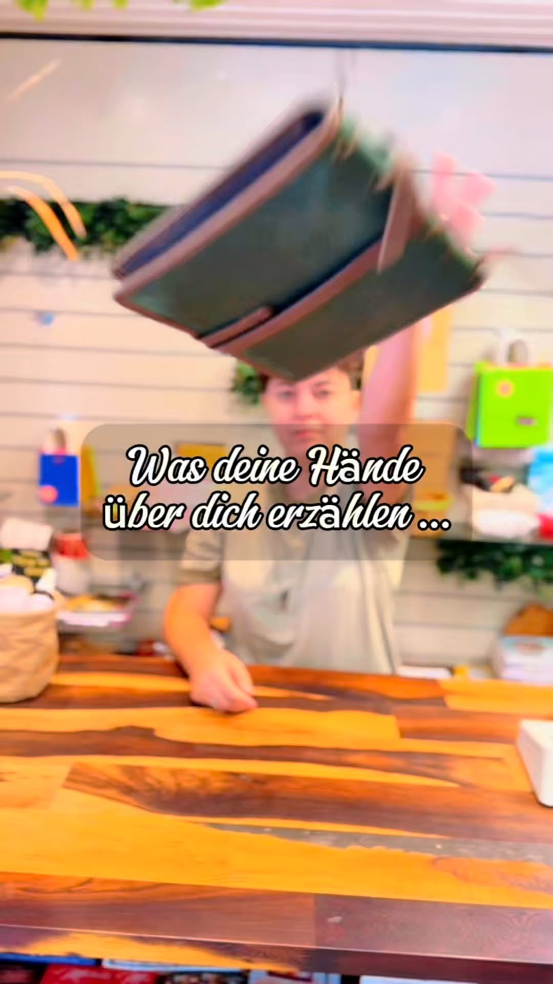 ✨ Deine Hände erzählen mehr, als du denkst…
Sie sind täglich im Einsatz, oft ungeschützt, ständig im Blick – und doch schenken wir ihnen meist zu wenig Aufmerksamkeit. Dabei altern sie schneller als dein Gesicht, weil ihnen etwas Entscheidendes fehlt: Talgdrüsen. 🧬
💚 Mein Tipp: Gönn deinen Händen regelmäßig eine kleine Auszeit – mit meinem natürlichen Peeling & Handbalsam und pflegenden Baumwollhandschuhen.
Für zarte, geschützte Haut – egal, ob du selbst mischst oder dir das Ergebnis einfach schenken lässt. 😉
👉 Speicher dir diesen Beitrag, teile ihn oder probier’s gleich selbst aus.
Weil du wertvoll bist – und deine Hände es auch sind. 🌿
.
.
.
#handpflege #naturkosmetik #diykosmetik #handbalsam #selbstgemacht #spüredenunterschied #nachhaltigepflege #talgdrüsen #pflegehack #beautyroutine #handgemacht #skincaredeutschland #selfcaretime #peeling