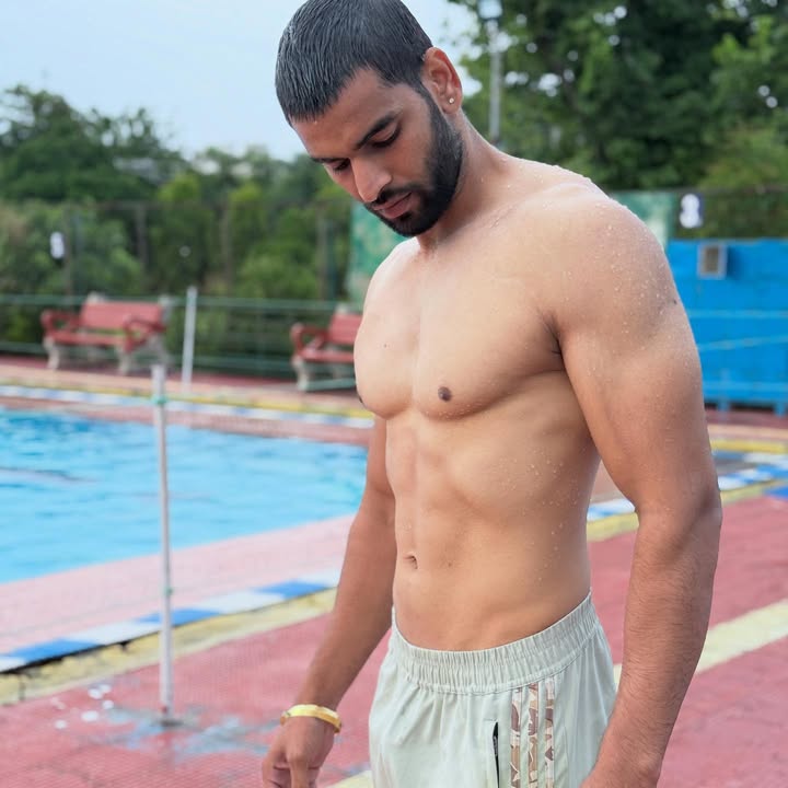 I believe that everything in life is important, every moment can be a beginning. @pawan_bhati_official