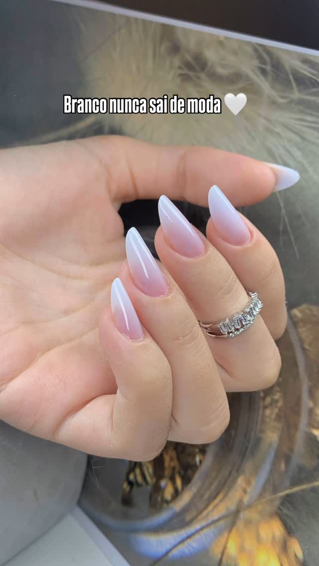 Uma unha bem delicada passando na sua telinha 😍
#unhasdegel #unhasdecoradas #unhaslindas #unhasbrancas #unhas #nailart #unhasdelicadas💅 #moldf1