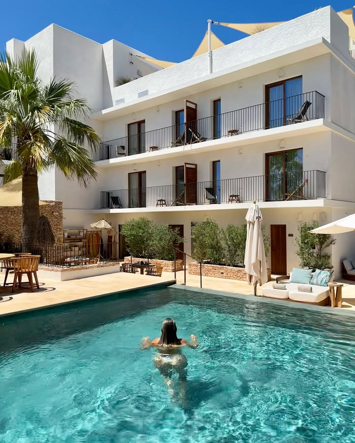 🌿✨ Desde que Teranka abrió sus puertas, SeaSkin Life ha sido su alma sensorial ✨🌊
Desde el primer día, soñamos un spa que no repita fórmulas, sino que despierte memorias.
Un espacio donde la belleza no se aplica, se siente.
Donde el lujo es volver al cuerpo. Al silencio. A lo esencial.
Teranka Formentera vibra con el pulso natural de SeaSkin Life:
ingredientes del Mediterráneo, neurocosmética sensorial y rituales que regulan, revelan y regeneran.
No es solo un spa.
Es una pausa que transforma.
—
🌿✨ Since Teranka opened its doors, SeaSkin Life has been its sensorial soul ✨🌊
From day one, we envisioned a spa that doesn’t repeat formulas — it awakens memory.
A space where beauty isn’t applied, it’s felt.
Where luxury means returning to the body. To silence. To what truly matters.
Teranka Formentera pulses with the natural rhythm of SeaSkin Life:
Mediterranean ingredients, sensorial neurocosmetics and rituals that regulate, reveal and regenerate.
Not just a spa.
A pause that transforms.
—
🌿✨ Seit der Eröffnung von Teranka ist SeaSkin Life seine sensorische Seele ✨🌊
Von Anfang an träumten wir von einem Spa, das keine Formeln wiederholt, sondern Erinnerungen weckt.
Ein Ort, an dem Schönheit nicht aufgetragen, sondern gespürt wird.
Wo Luxus bedeutet, zum Körper, zur Stille und zum Wesentlichen zurückzukehren.
Teranka Formentera schwingt im natürlichen Rhythmus von SeaSkin Life:
mediterrane Inhaltsstoffe, sensorische Neurokosmetik und Rituale, die regulieren, offenbaren und regenerieren.
Kein gewöhnliches Spa.
Eine transformierende Pause.
—
🌿✨ Da quando Teranka ha aperto le sue porte, SeaSkin Life è la sua anima sensoriale ✨🌊
Fin dal primo giorno abbiamo immaginato una spa che non ripete formule, ma risveglia memorie.
Uno spazio in cui la bellezza non si applica, si sente.
Dove il lusso è tornare al corpo. Al silenzio. All’essenza.
Teranka Formentera vibra con il ritmo naturale di SeaSkin Life:
ingredienti mediterranei, neurocosmesi sensoriale e rituali che regolano, rivelano e rigenerano.
Non è solo una spa.
È una pausa che trasforma.