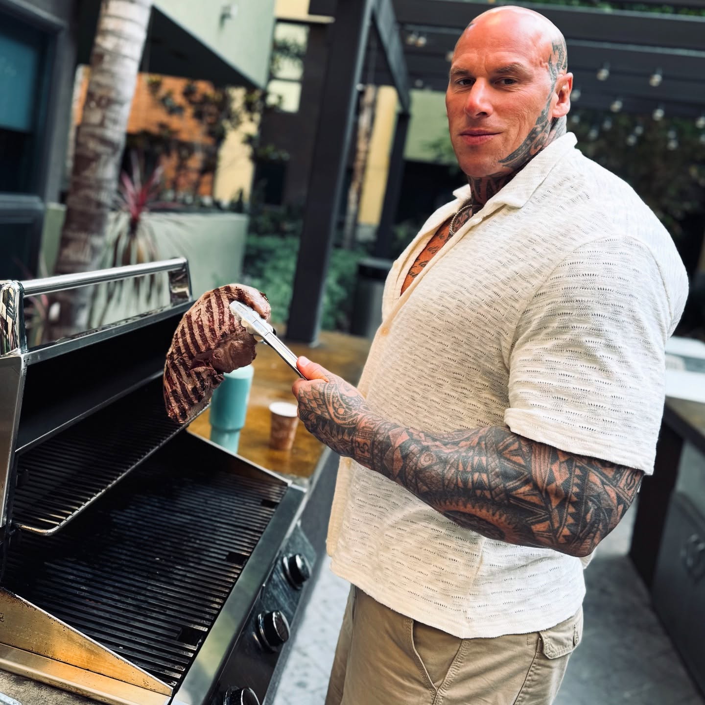 Well. There ONLY one way to get F@&KIN MaSSIVE AGAIN .. and that’s the EAT UP !!! 3lbs worth of steak for dinner along with 600g of sweet potato and whatever fruit I can find in the fridge 😂 …. 350 lbs HERE WE COME 📱👀🙏❤️
Target GET HUGE !!! #steak #mass #bulkseason