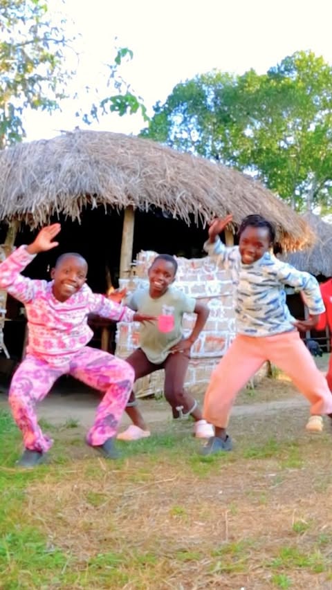 Happy Thursday dear friends, hopefully this brightens your day 🥰💃🎈
.
www.masakakidsafricana.org
📧 Info@masakakidsafricana.org
.
#masakakidsafricana
#reels #dance #kids #insta #instagood #viral #trending #explore #explorepage #help
#masakakids #lambada #kaoma
#reels #Instagood #discover #happy #reelsinstagram #dancereels #masakakidsdance