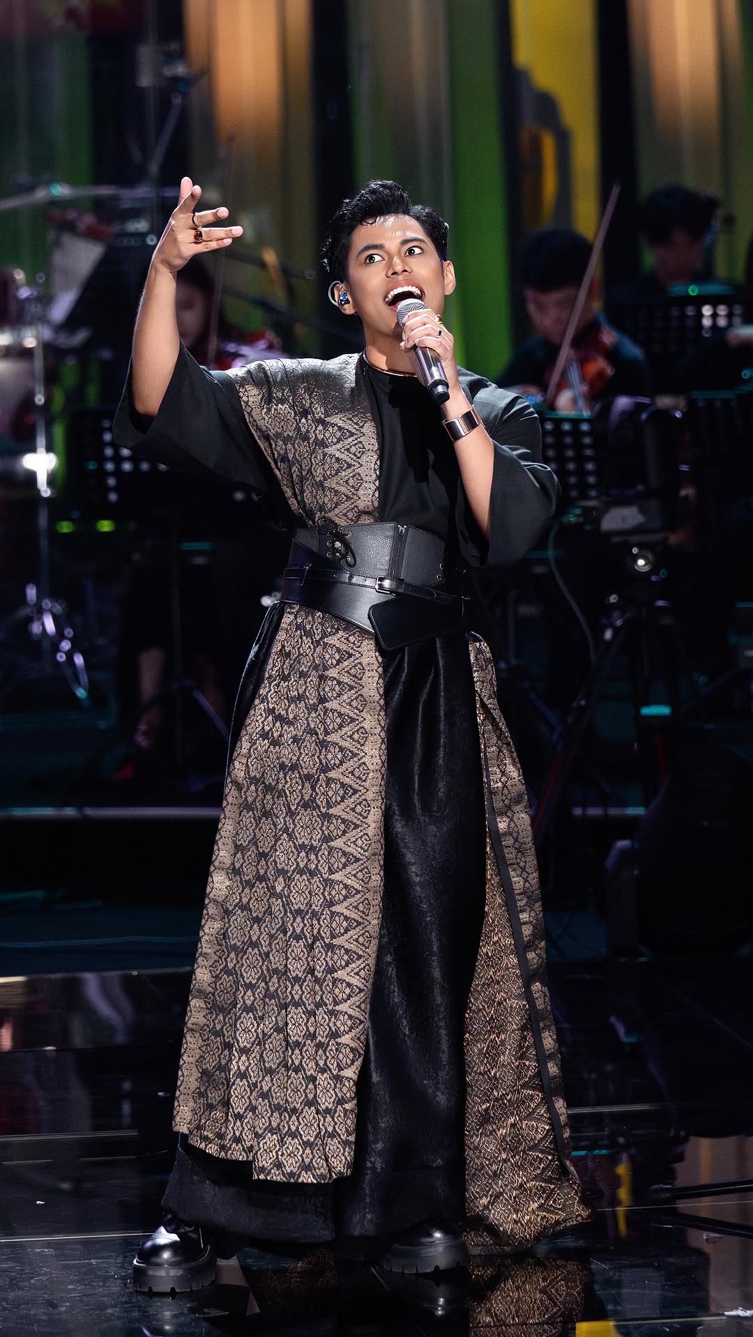 Episod Separuh Akhir! Dan inilah persembahan terakhir saya di pentas Sing! Asia. Untuk penutup perjalanan ini, saya memilih sebuah lagu dalam bahasa Hindi Ghar More Pardesiya by @shreyaghoshal , bukan sekadar lagu, tetapi sebagai lambang penghargaan saya terhadap keindahan budaya Asia yang begitu kaya dan menyentuh jiwa. Sebagai anak Malaysia, saya ingin tunjukkan bahawa negara kita bukan sekadar tanah yang menyatukan pelbagai kaum, tetapi juga satu suara yang menghargai dan meraikan seluruh Asia. Di pentas ini, saya mahu dunia melihat beginilah wajah Asia, penuh warna, penuh emosi, dan penuh keberanian untuk berkongsi siapa kita. Saya bangga kerana dapat menutup langkah ini dengan lagu yang membawa makna besar, bukan hanya untuk saya, tetapi juga untuk semua yang percaya bahawa muzik itu mampu menyatukan hati yang jauh dan berbeza. Sebab itulah pentas ini digelar Sing! Asia.
Jangan lupa untuk saksikan persembahan terakhir saya yang kini sudah bersiaran di aplikasi iQIYI. Terima kasih kerana menjadi sebahagian daripada perjalanan ini. Love you!❤️
#singasia #amsyarleee #china #malaysia #malaysiatrulyasia