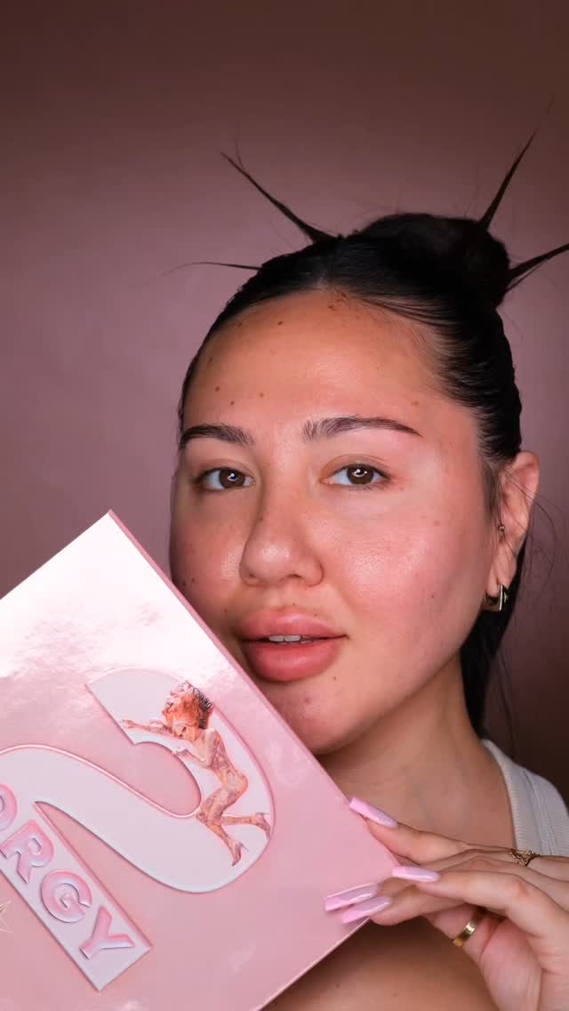 💥 Nudes elevados al máximo nivel
La Orgy II Palette de Jeffree Star es la reina indiscutible del glam neutro. 30 tonos ultra pigmentados en acabados mate y brillantes que te permiten crear desde un look soft y natural, hasta uno intenso, sexy y lleno de actitud.
✨ Fórmula cremosa, difuminado perfecto y duración extrema.
🎨 Tonos versátiles que favorecen todos los tonos de piel.
🔥 Ideal para maquilladores, beauty lovers y fans del nude que quieren MÁS.