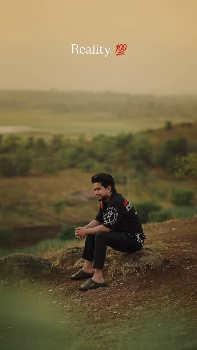 “Achhe dinon mein log yaadon ki tarah hote hain,
aur bure dinon mein—yaadein logon ki tarah…”
🎥 : @manishjangid_mj
#Anshpandit #Quotes