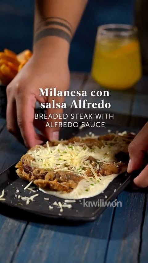 La combinación perfecta existe: milanesa crujiente bañada en salsa Alfredo cremosa 😍 Una receta fácil que tienes que probar ya.
Ingredientes:
1 taza de queso crema, para la salsa Alfredo
2 tazas de leche, para la salsa Alfredo
1/4 taza de mantequilla sin sal, para la salsa Alfredo
1 cucharada de ajo en polvo, para la salsa Alfredo
1 taza de queso parmesano, para la salsa Alfredo
pimienta al gusto, para la salsa Alfredo
8 carnes de res para milanesa
2 tazas de pan molido, para el empanizado
3 huevos, para el empanizado
1 taza de harina, para el empanizado
1 cucharada de cebolla en polvo, para el empanizado
sal al gusto, para el empanizado
cantidad suficiente de aceite vegetal, para freír
perejil al gusto
queso parmesano al gusto