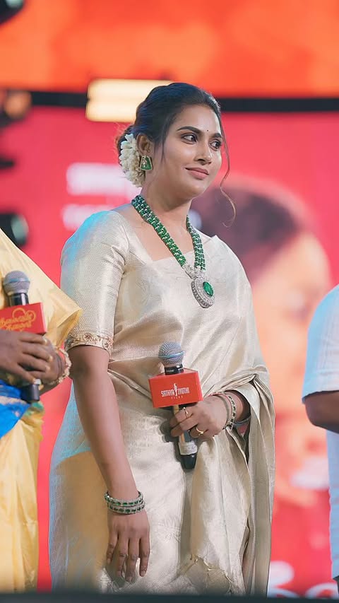 தலைவன் தலைவி Movie Audio launch.... @sathyajyothifilms @thinkmusicofficial @pandiraaj_dir @actorvijaysethupathi @nithyamenen @musicsanthosh @iambababaskar @kaaliactor #mynanandhini #movie
Beautiful saree - @mugdha_chennai_wholesale
Elegant blouse - @thorkal_couture_official
Fashion jewellery - @bronzerbridaljewellery
Stylist - @mani_stylist_
Camera & edit - @heavensadhish