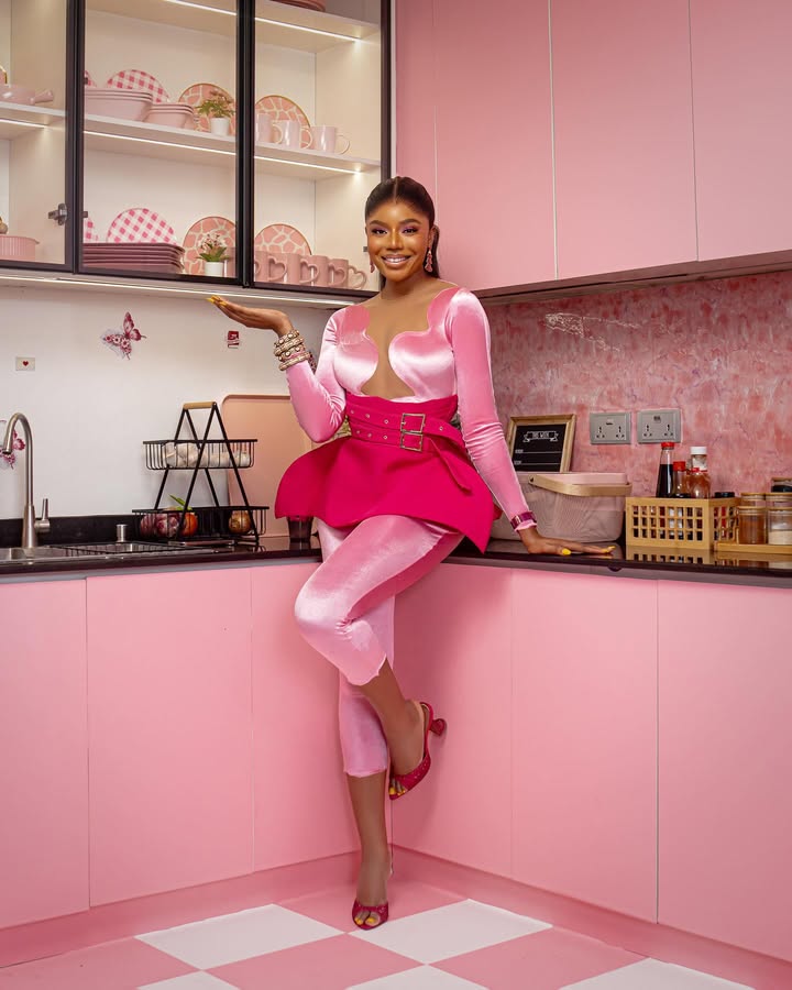 Barbies💕
I had so much fun cooking up a pink storm with Hillyyy @hildabaci 💖
Catch us this weekend on @thenancyisimeshow_ .
Tonight by 8pm on Africa Magic Family and tomorrow on HIPTV by 8pm😁
Concept: @hildabaci
My outfit: @dahmola X @udiahgebi
Makeup: @peaceibadin_mua
Hair: @adefunkeee
Wig: @mizwanneka
Photographed by: @toniegrapher