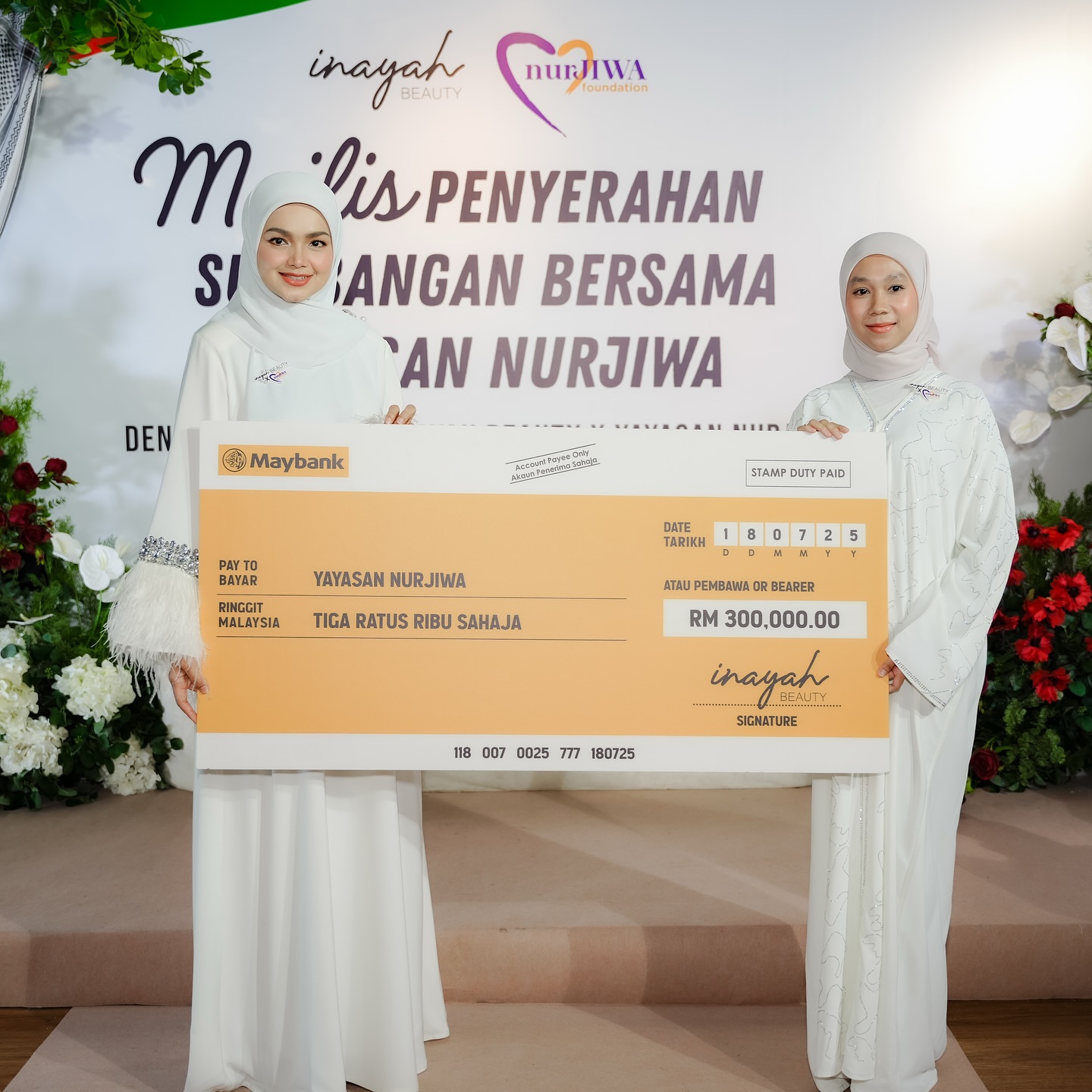 Alhamdulillah, satu momen penuh makna.
Semalam adalah majlis penyerahan sumbangan sebanyak RM300,000 daripada @inayahbeautytrading kepada Yayasan Nurjiwa bagi tujuan penambahbaikan sebuah masjid di lokasi misi kami pada bulan Ramadan yang lalu.
Bukan jumlahnya yang menggetarkan hati, tetapi keikhlasan yang terbit daripadanya.
Sumbangan ini telah memberi sinar baru buat sebuah rumah Allah yang telah lama menanti untuk dipulihkan.
Terima kasih kepada @inayahbeautytrading atas kepercayaan ini, dan sentiasa menjadikan kami jambatan kasih antara hati-hati yang ingin memberi dan mereka yang sedang diuji.
Moga setiap batu bata yang dibina semula, menjadi saksi cinta dan amal jariah yang tidak akan putus hingga ke akhirat.