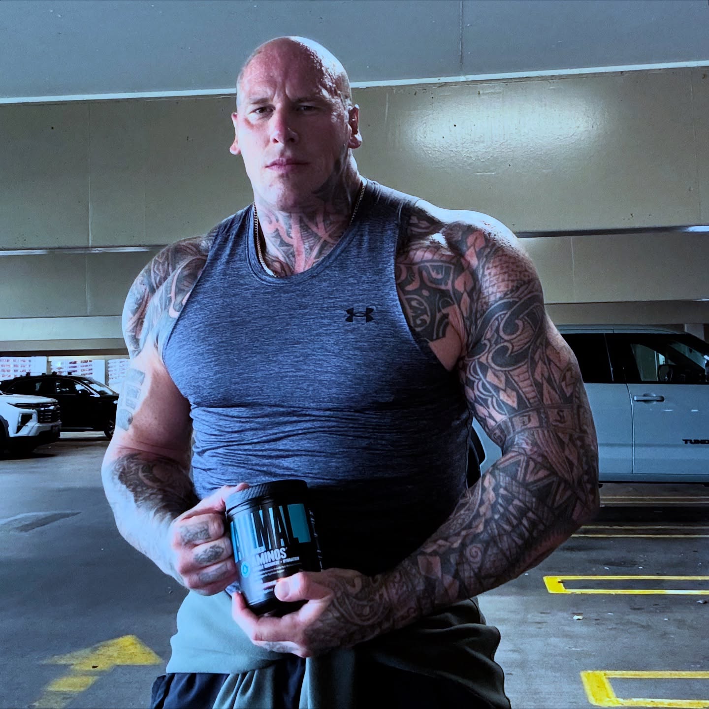 NOT EVEN TWO WEEKS …. Tripled my food intake, stopped two hours a day cardio ….. started to eat the weights once more …. And HERE WE GO ❤️🙏 …. There’s no betting feeling in the world, than a PUMP 😂 just ask @schwarzenegger 😂 #pump #muscle #weights