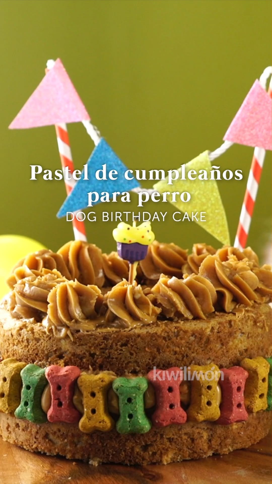 ¡Feliz Día Mundial del Perro! 🐶 Consiente a tu lomito con un pastel hecho especialmente para él. 🦴🎂 ¿Te animas a prepararlo?
Ingredientes:
1/2 taza de avena
1 taza de harina1 taza de harina
1 taza de puré de plátano
1/4 taza de miel de abeja
1/4 taza de crema de cacahuate
1 cucharadita de bicarbonato de sodio
1 huevo1 huevo
1 taza de crema de cacahuate
1/2 taza de yogur natural, sin azúcar
1 taza de croquetas para perro, en forma de hueso
20 premios para perro, en forma de hueso
1/4 taza de yogur natural, sin azúcar, para el betún1/4 taza de yogur natural, sin azúcar, para el betún