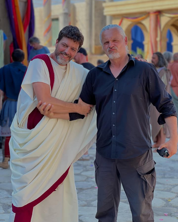 I kako priliči - rimsko rukovanje za kraj. Teško je uopće sažeti što se sve dogadjalo u dvije i pol godine ovog apsolutno nevjerojatnog projekta.
Nema više “A, što se to još uvijek snima?”, “Pa vi još uvijek snimate Dioklecijana?” “Pa vi ćete to zauvijek snimati! 😂😎
Nema više “Amal, Aman, gdje vam je tata? Eno ga tamo na svojoj fotelji, priča sam sa sobom.” Nema. Gotovo je, “It’s a wrap!”
Projekt koji je zbog izuzetno prodkucijski zahtjevnih uvijeta morao ovoliko trajati, a možda i bolje, jer sada možemo i na latinski.
Šalu na stranu, hvala svima i nemoguće vas je sve pobrojati, a da nekoga ne izostavim. Izuzetnim podredjenim profesionslcima ispred i iza reflektora. Hvala @bozidardomagoj našem kapetanu na strpljenju i motvaciji. Hvala ti prijatelju, prije svega, na povjerenju. Patetično je sve skupa znam, ali za mene jako emotivno jer je gotovo. Sreća i tuga za kraj. Prvo poluvrijeme Dioklecijana je gotovo , a sada hrabro idemo u drugo, a što smo sve prošli, možemo slobodno i u produžetke. ..