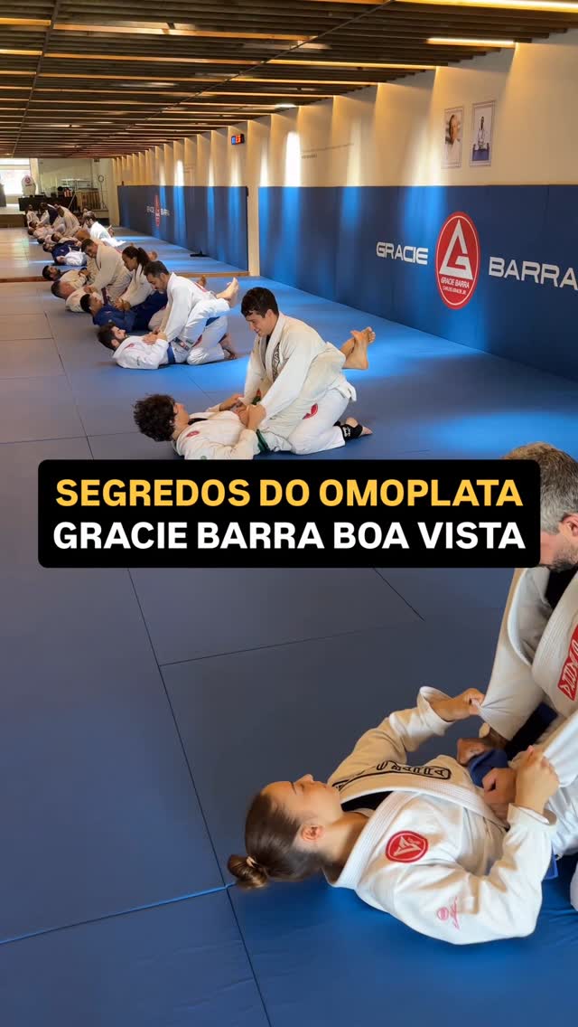🇵🇹 SEMINÁRIO NA GRACIE BARRA BOAVISTA – PORTUGAL 🇵🇹
Hoje tive a honra de compartilhar, aqui em solo português, os segredos do meu golpe mais certeiro: o omoplata.
Foi esse ataque que me levou ao topo no Europeu de 2025, com 4 omoplatas em sequência até o título.
Trouxe para os tatames da Gracie Barra BoaVista os detalhes, os ajustes e as transições que mais uso em competição — aquele básico que funciona que transforma qualquer posição em finalização.
Gratidão a todos os presentes por esse momento especial.
Portugal, vocês me receberam de braços abertos! 🙏🇵🇹
.
#bjj #jiujitsu #oss