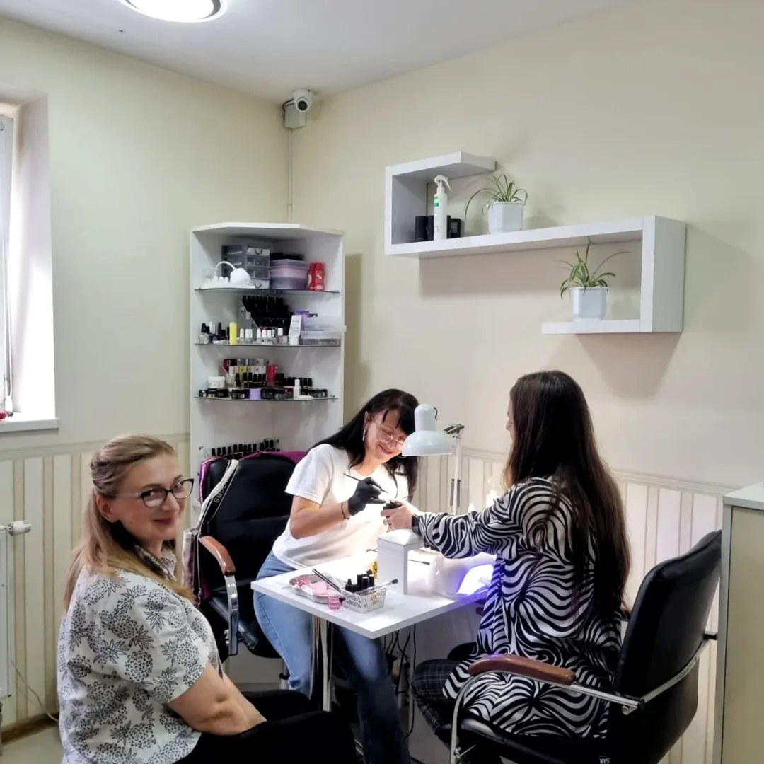 ✨ Навчання в самому розпалі!
Наші учениці з головою поринають у практику - у класах кипить робота!
💅 Манікюр, 💇♀️ перукарство, 🌸 нарощення вій - кожен курс має свої особливості, але спільне одне: насичені дні, повні практики та нових навичок.
Майстрині-початківці зосереджено працюють, відточують техніку, вчаться працювати з клієнтами та вже бачать перші результати!
📸 У кожному кадрі - справжній прогрес, перші перемоги та впевненість у вибраному шляху.
🫶 Якщо ти давно мрієш про б’юті-професію - час діяти!
👉 Записуйся на курс і почни свій шлях до успішної кар'єри вже сьогодні!
#навчальнийцентріваннипиріг #львів #іваннапиріг #курсиманікюрульвів #школаманікюру #манікюрльвів #курсиперукарівльвів #базовікурсиперукарів #курсинарощеннявійльвів #курсилашмейкера