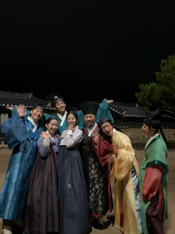 그동안 남주의 첫날밤을 가져버렸다를 사랑해 주셔서 진심으로 감사했사옵니다🌙 모두가 인생의 주인공이 되시길 응원하겠사옵니다🖤